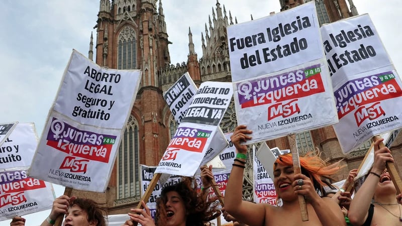 Mujeres de la izquierda organizaron un "tetazo" frente a la catedral de La  Plata
